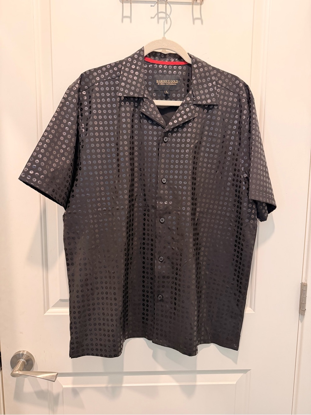 Baroque Gold by Drill
Clothing Co. Black Sequin
Pattern Short Sleeve Size L